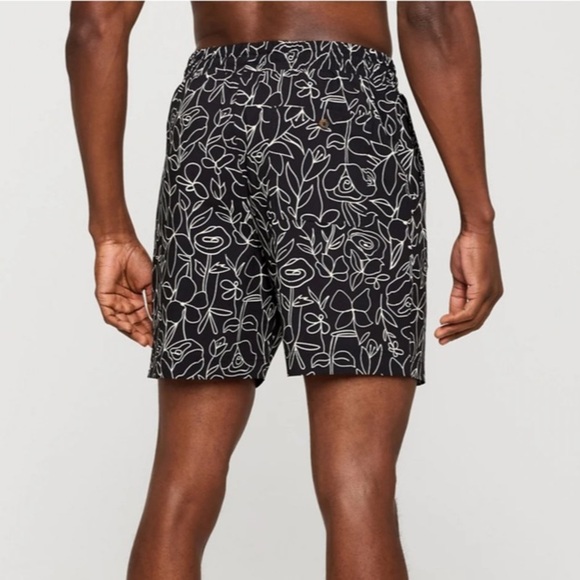 NWT Fabletics The Cabana Short B&W Floral Outline S - Picture 3 of 5